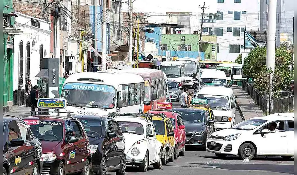 Arequipa tiene uno de los peores tráficos del mundo. La propuesta del tranvía apunta a descongestionar las calles de carros pequeños. Foto: La República/Rodrigo Talavera Arequipa tiene uno de los peores tráficos del mundo. La propuesta del tranvía apunta a descongestionar las calles de carros pequeños. Foto: La República/Rodrigo Talavera