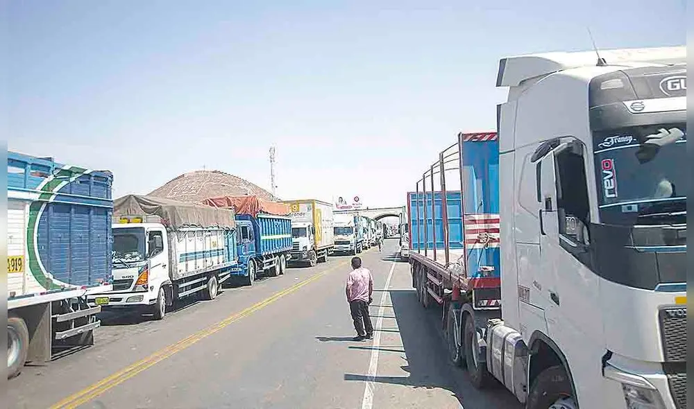 Reclamo. Transporistas amenazan con protesta por incremento constante en precio de combustibles. Foto: La República Reclamo. Transporistas amenazan con protesta por incremento constante en precio de combustibles. Foto: La República