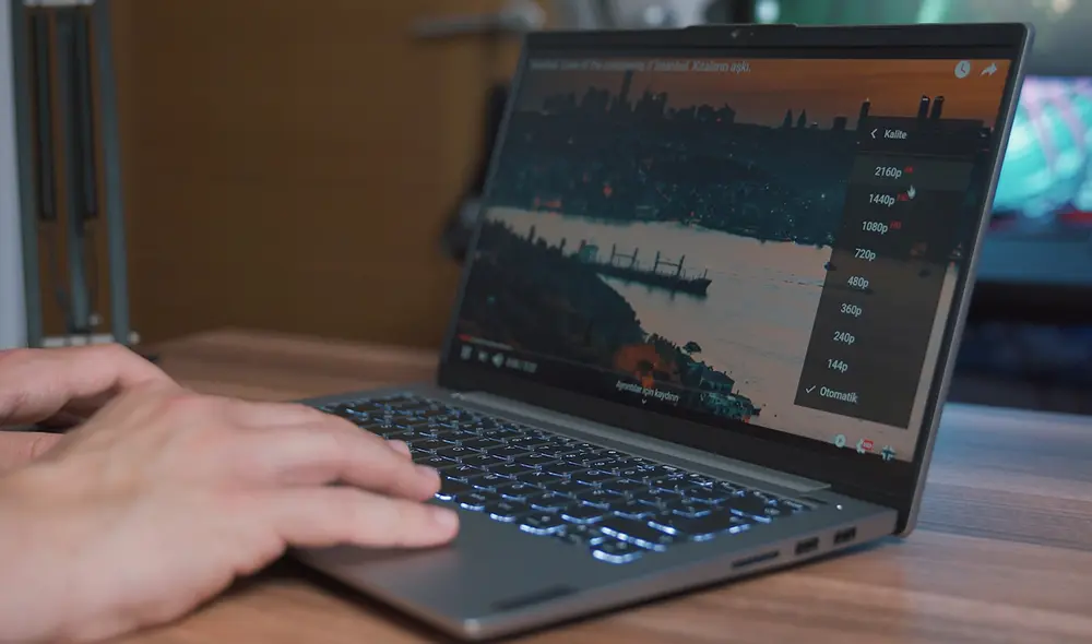Cada influencer deberá acreditar sus estudios en las plataformas donde transmitan. (Foto: Unsplash/Onur Binay)