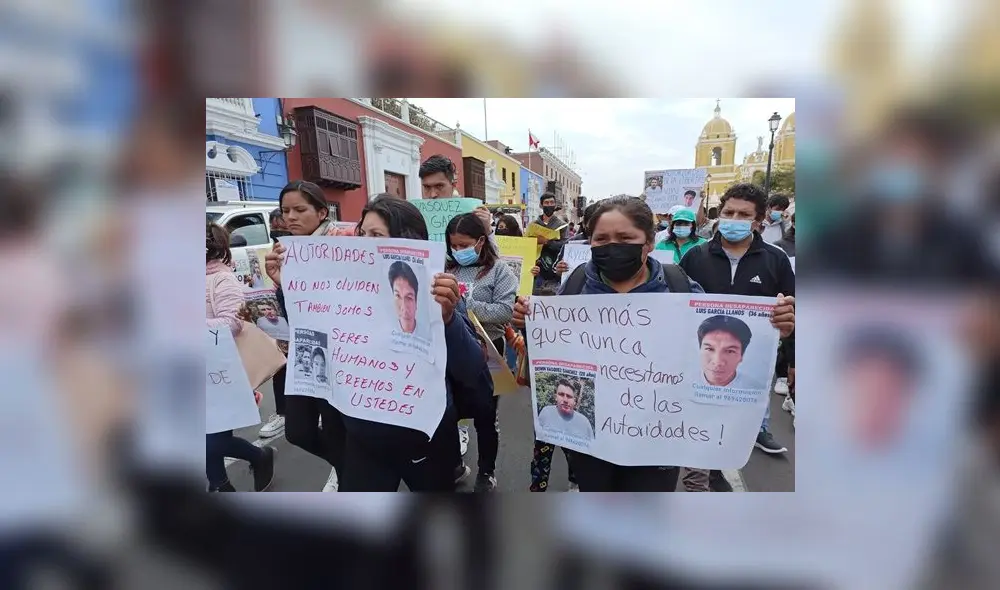 Parientes llegaron hasta la plaza de Armas de Trujillo. Foto: Y. Goicochea/La República Parientes llegaron hasta la plaza de Armas de Trujillo. Foto: Y. Goicochea/La República
