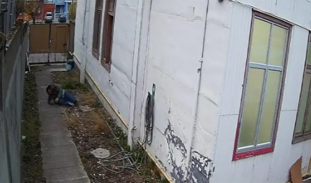 El sujeto logró escapar del local pese a la brusquedad de la caída. Foto: captura de pantalla / ADN