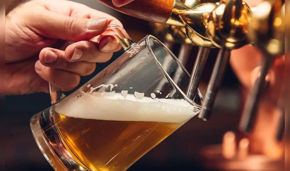 El consumir cerveza rubia aumenta los niveles de fosfatasa alcalina fecal, indicador de una mejor salud intestinal. Foto: KamranAydinov