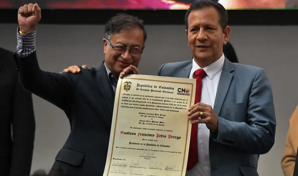 Al líder del Pacto Histórico se le entregaron las credenciales que certifican su triunfo en el balotaje del 19 de mayo. Foto: AFP Al líder del Pacto Histórico se le entregaron las credenciales que certifican su triunfo en el balotaje del 19 de mayo. Foto: AFP