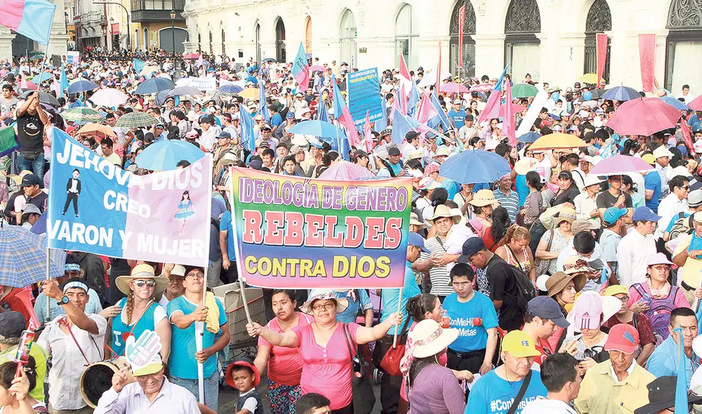 Los grupos conservadores lograron imponerse en el Congreso y ahora tienen carta libre para exigir los textos a su medida. El funcionario que no lo haga puede ser destituido. Foto: Félix Contreras/La República