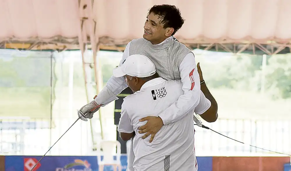 A celebrar. Lucas y la celebración junto a su entrenador al final de la luchada partida ante el venezolano Antonio Leal. Foto: COP