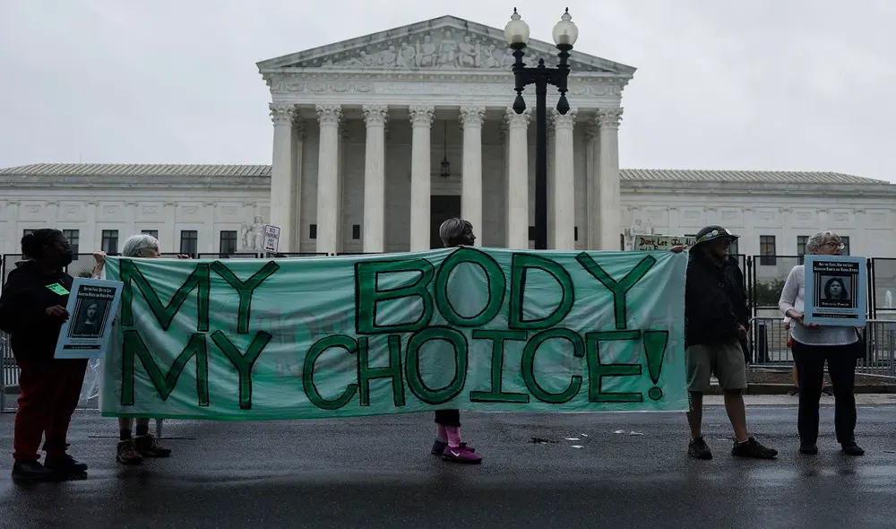 Activistas con "Rise Up 4 Abortion" se manifiestan frente al edificio de la Corte Suprema de EE. UU. durante la última semana. Foto: AFP