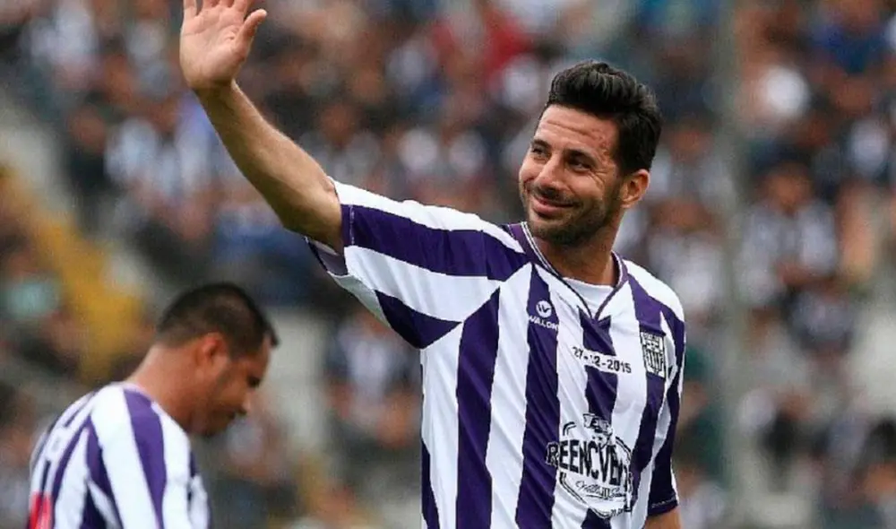 Claudio Pizarro volvió a vestir la camiseta de Alianza en 'El Día del Hincha Blanquiazul'. Foto: Twitter Claudio Pizarro volvió a vestir la camiseta de Alianza en 'El Día del Hincha Blanquiazul'. Foto: Twitter