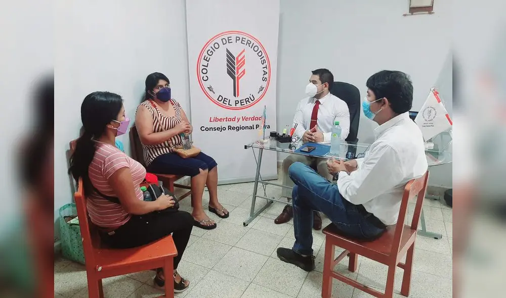 Los congresistas se reunieron con la familia del comunicador, en abril de 2022. Foto: Difusión. Los congresistas se reunieron con la familia del comunicador, en abril de 2022. Foto: Difusión.