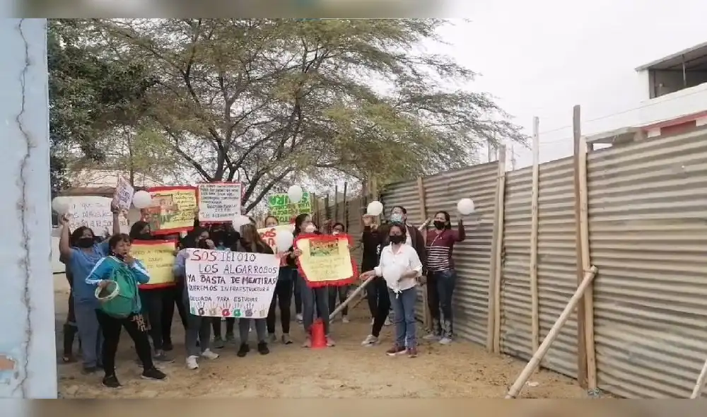 Familiares protestaron por las condiciones de la institución educativa. Foto: captura de La Voz de Piura Familiares protestaron por las condiciones de la institución educativa. Foto: captura de La Voz de Piura
