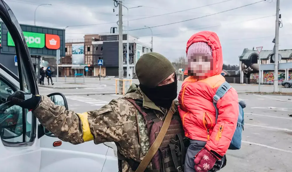 Un soldado ucraniano evacúa a un niño ante el peligro de la guerra. Foto: EuropaPress