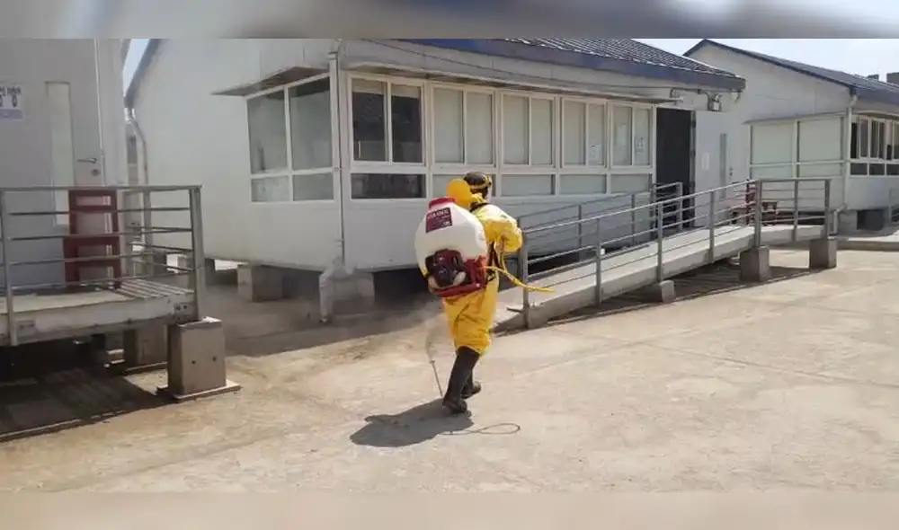 Se realizan jornadas de desinfección en el colegio Cristo Rey, ubicado en el distrito de José Leonardo Ortiz, luego de que tres docentes y una escolar dieran positivo a Covid-19. Foto: Rosa Quincho/URPI-LR Norte.