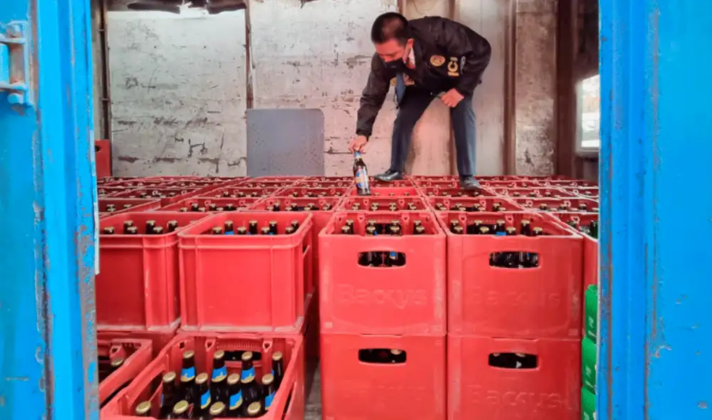 Agentes de la PNP recuperaron la mercadería durante un operativo. Video: Urpi / La República Agentes de la PNP recuperaron la mercadería durante un operativo. Video: Urpi / La República