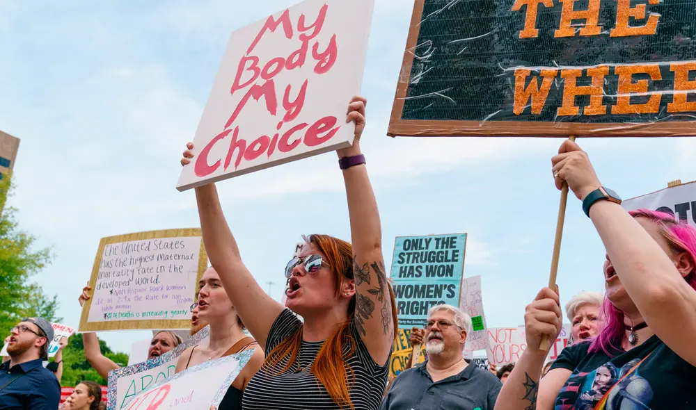 Miles de manifestantes se reunieron frente a la Corte Suprema tras el fallo que prohibe el aborto. Foto: AFP