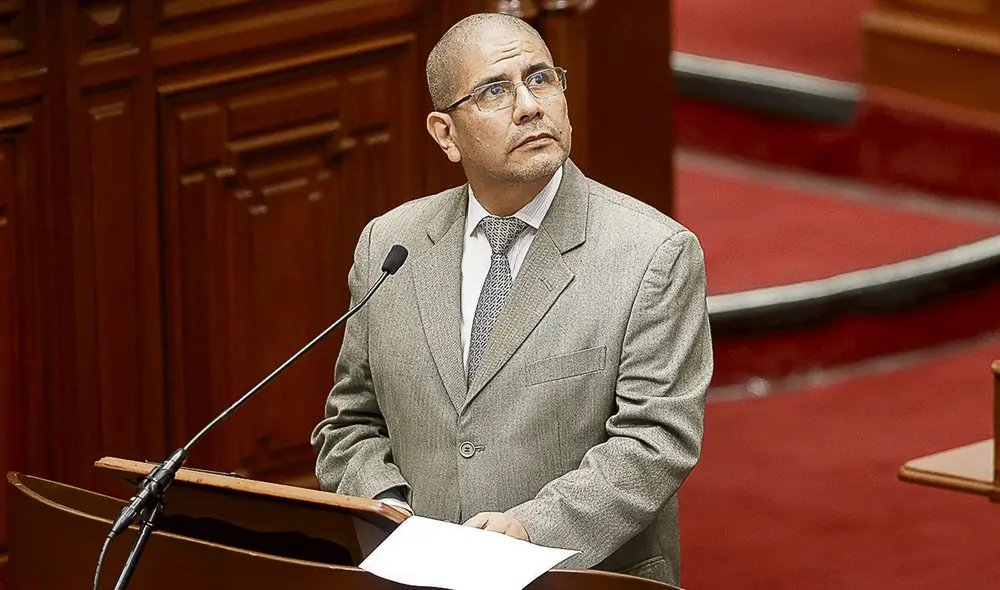 En la cuerda floja. Versión del ministro Dimitri Senmache no convence a oposición. Él dice que respetará decisión del Pleno. Foto: Antonio Melgarejo/La República