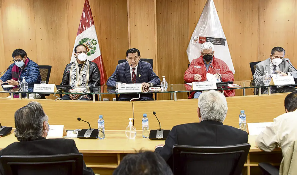 Diálogo. Ministros y representantes de los transportistas ayer en la sede del MTC. Reuniones se prolongarían al fin de semana. Foto: difusión