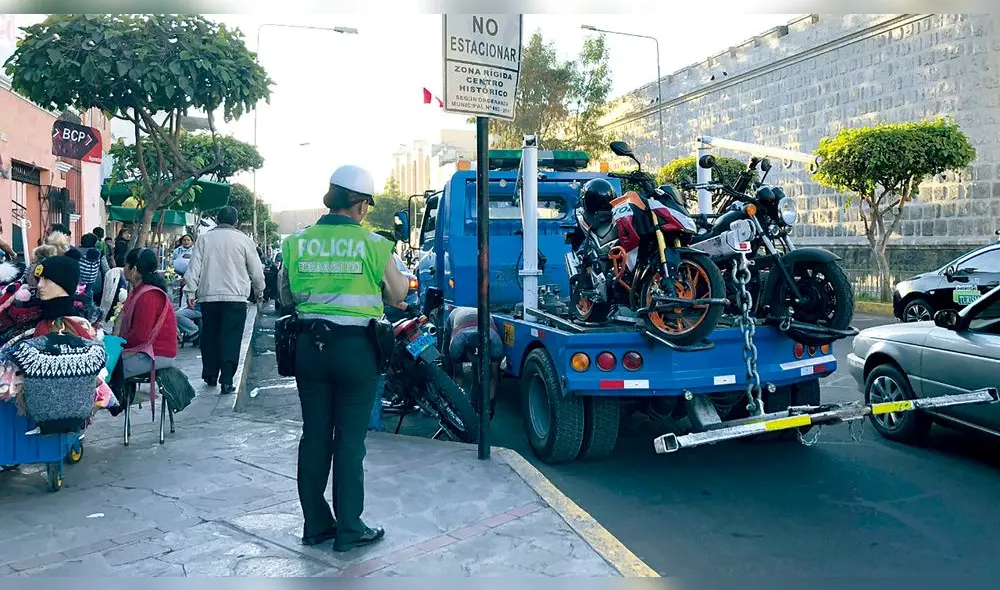 Grúas. Remolcarán carros que estacionen en áreas prohibidas Grúas. Remolcarán carros que estacionen en áreas prohibidas
