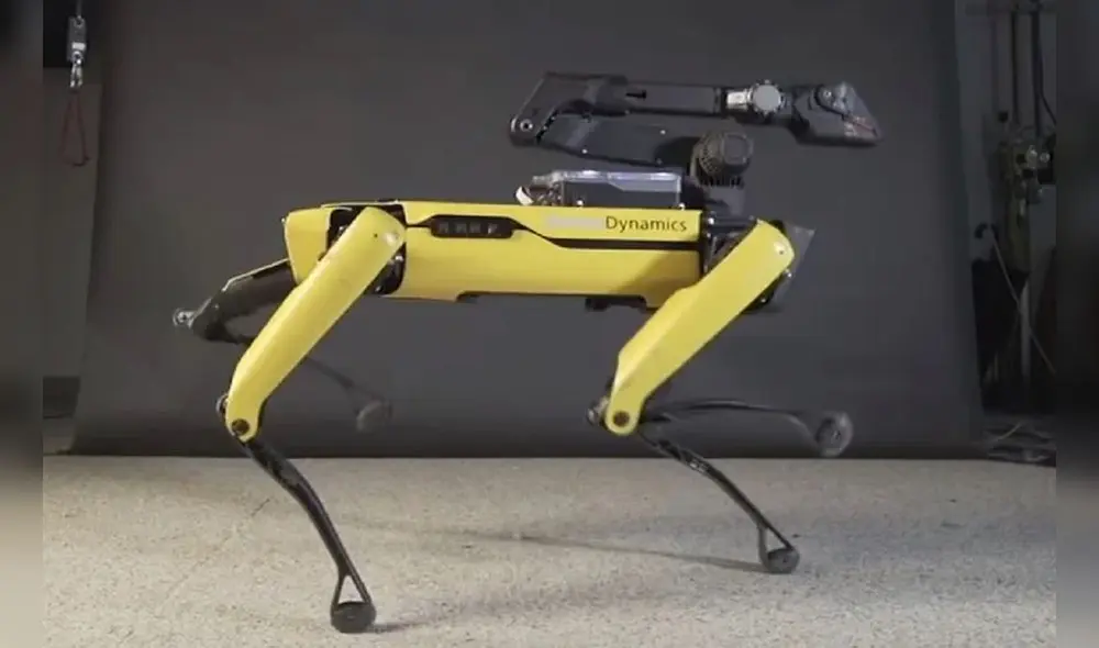 “Spot” podría ayudar a arrastrar municiones sin explotar a pozos que contienen otras municiones. Foto: Boston Dynamics