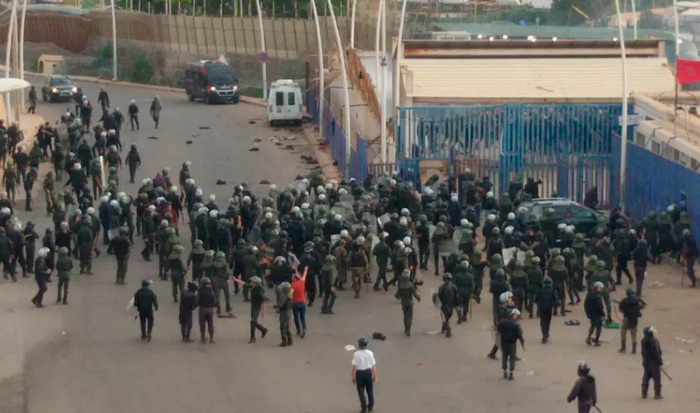 Fueron 133 los inmigrantes que lograron cruzar la valla. Se usaron cuchillos, y otros artefactos para cortar el cerco. Foto: EFE Fueron 133 los inmigrantes que lograron cruzar la valla. Se usaron cuchillos, y otros artefactos para cortar el cerco. Foto: EFE