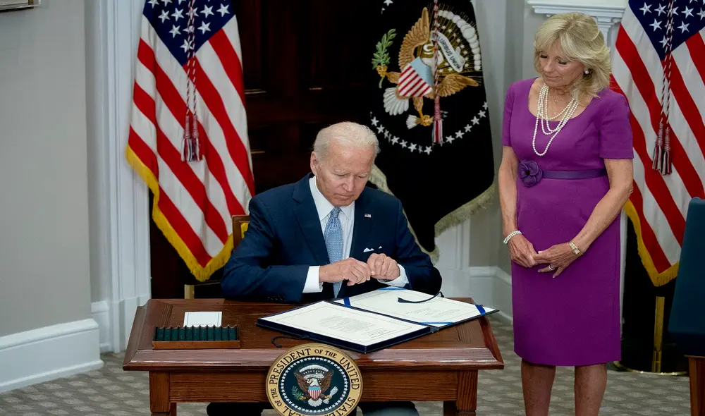 El presidente de EE. UU., Joe Biden, junto con la primera dama Jill Biden, promulga la ley bipartidista de comunidades más seguras. Foto: AFP