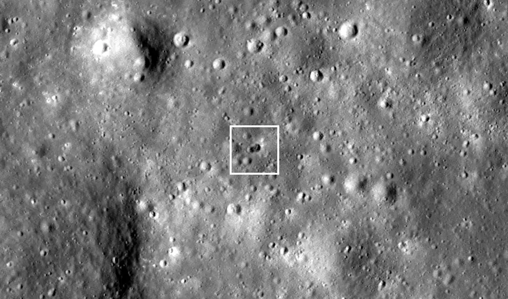 Imagen captada por la sonda LRO muestra el cráter doble en la Luna, causado por el impacto del cohete desconocido. Foto: NASA / GSFC
