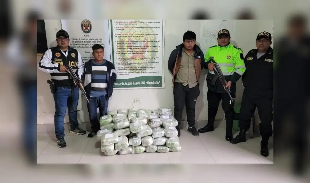 El vehículo, la droga incautada y los detenidos fueron conducidos al Área Antidrogas de Trujillo. Foto: PNP