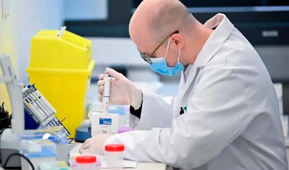 La Agencia de Seguridad Sanitaria de Reino Unido estima que cerca del 14% de los londinenses no cuentan con las tres primeras dosis necesarias de la vacuna. Foto: AFP