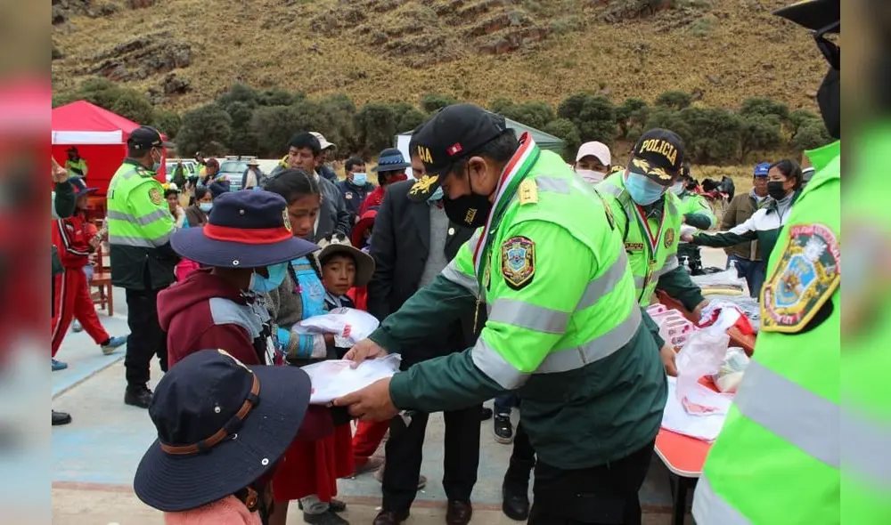 PNP de Azángaro, se trasladaron a la comunidad de Huasacona del distrito de Muñani para donar frazadas, entregar kits escolares y repartir chocolatada