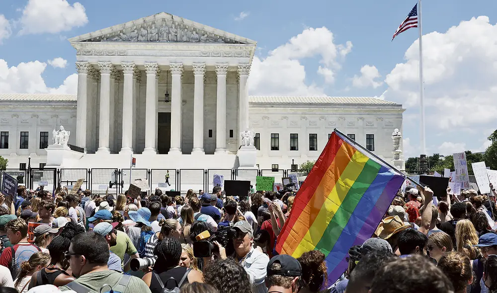 Encontrón. Activistas por el derecho al aborto y contra el aborto coincidieron en el frontis de la Corte Suprema de EE. UU. durante una protesta. Foto: AFP