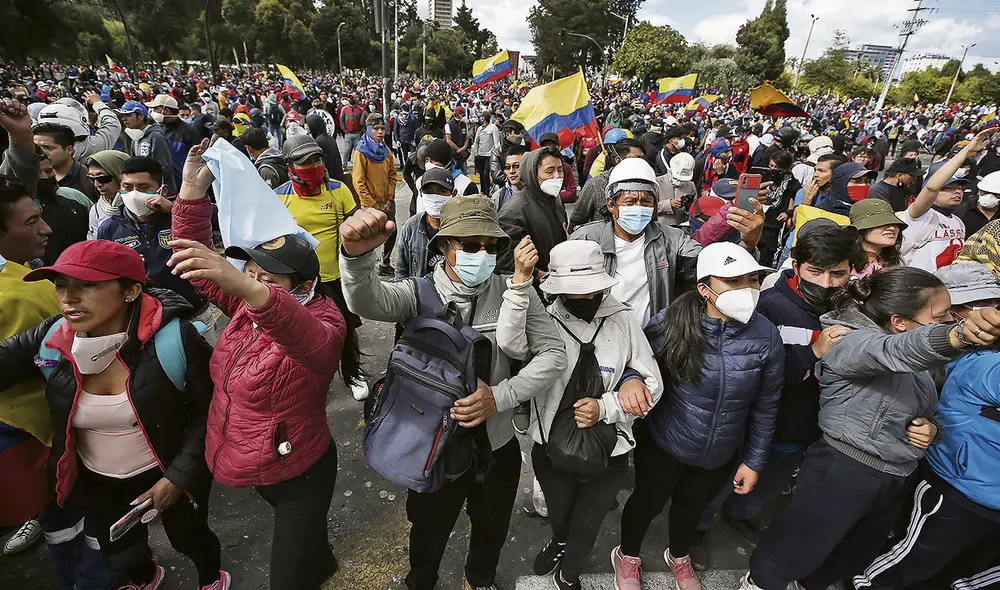 Marchan. En el día trece de las manifestaciones antigubernamentales, miles de mujeres exigen mejoras económicas y sociales en las calles de Quito. Foto: EFE Marchan. En el día trece de las manifestaciones antigubernamentales, miles de mujeres exigen mejoras económicas y sociales en las calles de Quito. Foto: EFE