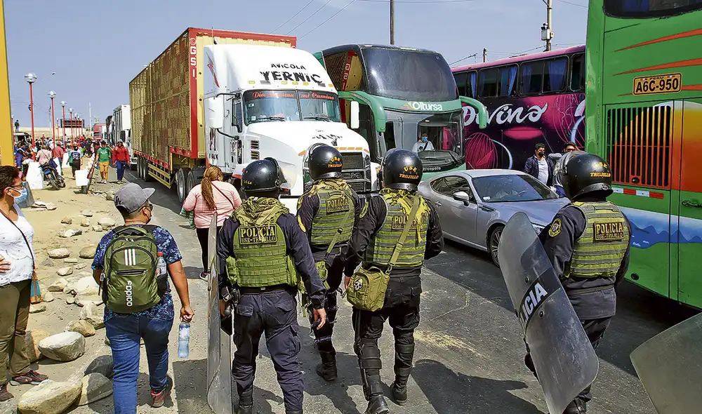 Anuncio. Paro de transporte de carga llega pese al diálogo con autoridades. El sector pide que se reduzcan los precios de combustibles, principalmente. Foto: Jaime Mendoza / La República