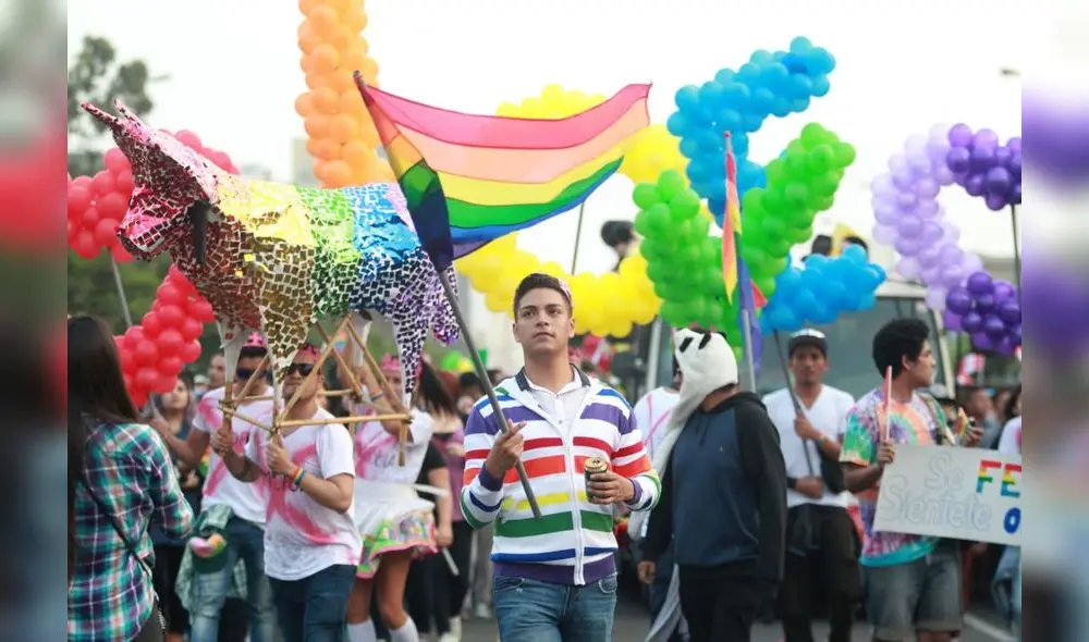 Embajada de Reino Unido se presentó con pancartas y banderas al desfile. Foto Twitter