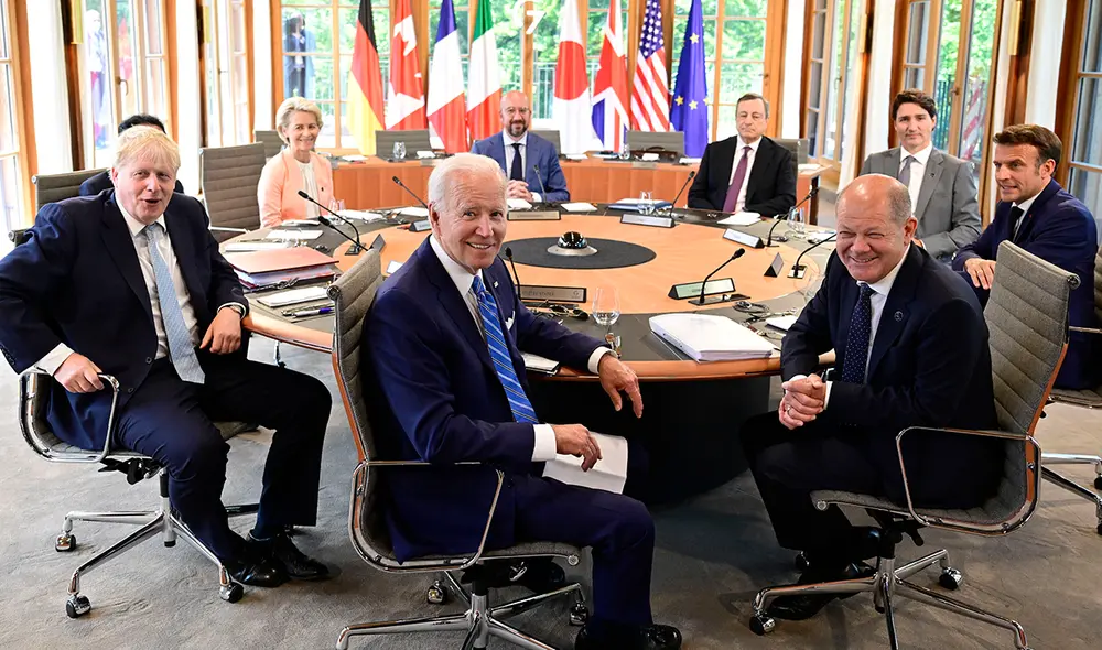 Líderes del G7 se sentaron en una mesa redonda para su primera sesión de trabajo en Alemania. Foto: AFP