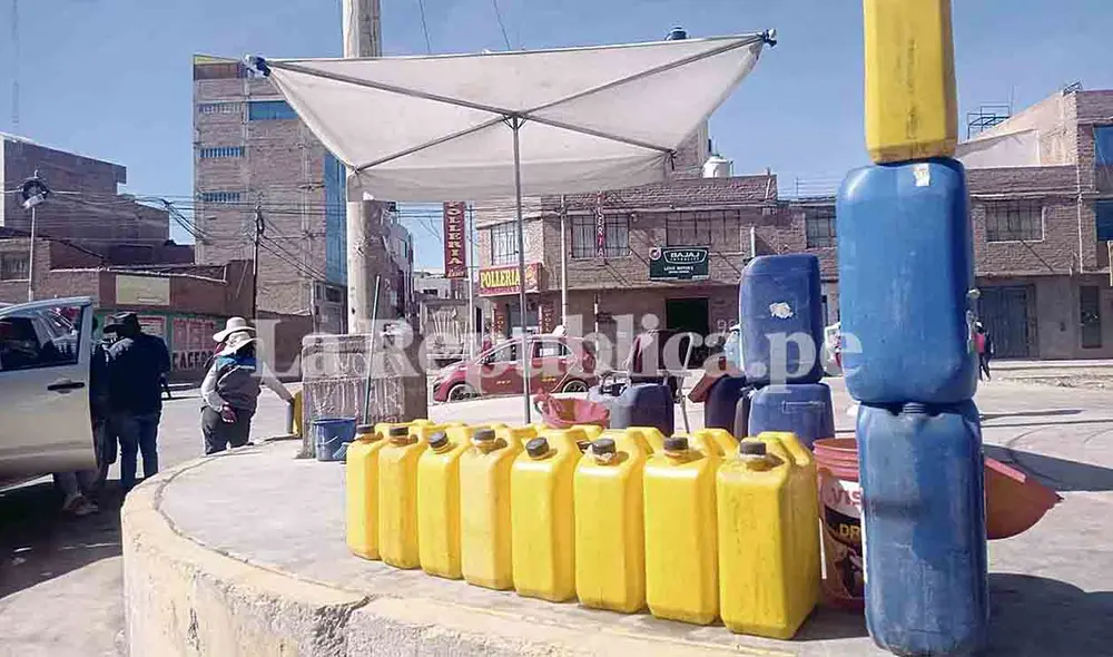 Grifo público. La avenida Circunvalación en Juliaca ha sido tomada por los comerciantes que venden gasolina y diésel de contrabando. La diferencia con la peruana es dos soles. Foto: Juan Carlos Cisneros/La República