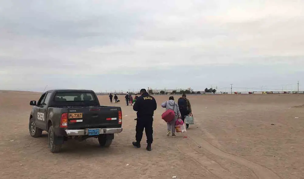 Los extranjeros fueron sometidos a registro para descartar que porten algún objeto ilícito. Foto: PNP