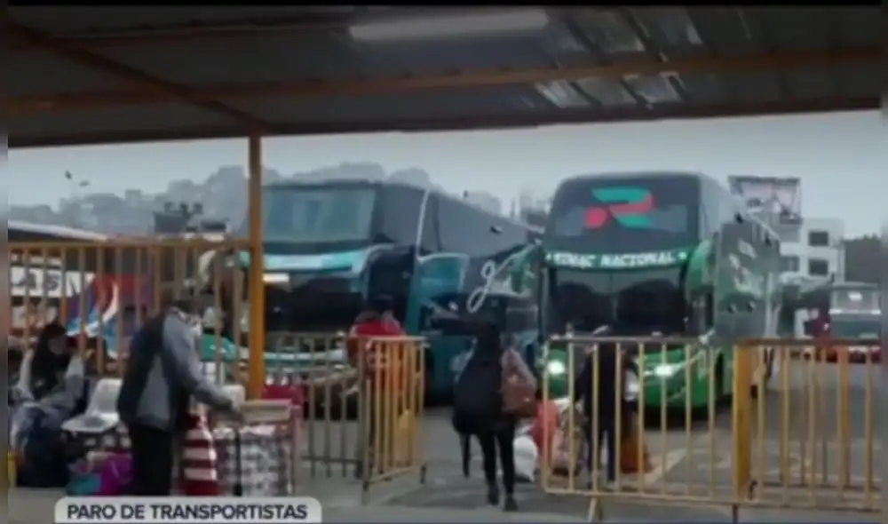 La mañana de este domingo 26, el terminal de Yerbateros amaneció con una gran afluencia de personas. Foto: captura de RPP Noticias La mañana de este domingo 26, el terminal de Yerbateros amaneció con una gran afluencia de personas. Foto: captura de RPP Noticias