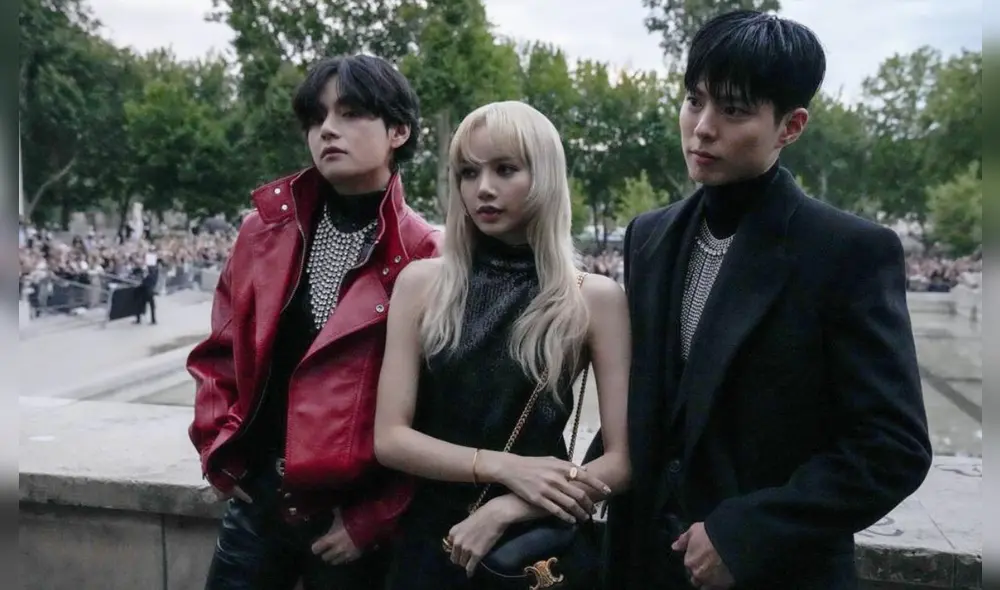 Taehyung, Lisa y Park Bogum posaron para las cámaras de la Semana de la Moda en París. Foto: APNews.