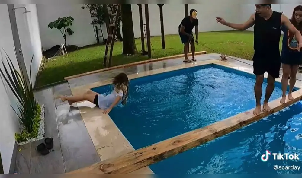 La mujer se volvió a caer y esta vez quedó dentro del agua. Foto: composición/@scarday/TikTok La mujer se volvió a caer y esta vez quedó dentro del agua. Foto: composición/@scarday/TikTok