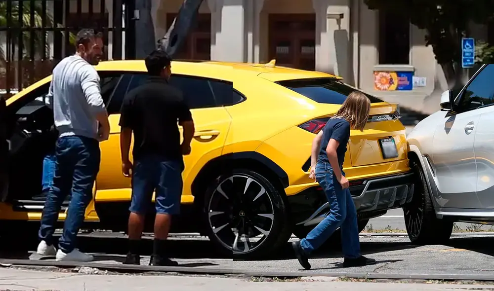 Ben Affleck y su hijo de 10 años, junto a Jennifer Lopez, visitaron un concesionario de autos de lujo. Foto: TMZ Ben Affleck y su hijo de 10 años, junto a Jennifer Lopez, visitaron un concesionario de autos de lujo. Foto: TMZ
