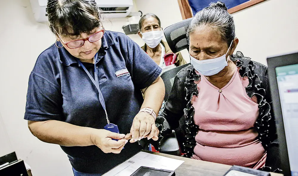 Identificada. Natalia Damazo es atendida por la registradora del Reniec, Sofía Domínguez, a bordo del BAP Río Yavarí. Tendrá su DNI después de 69 años. Foto: John Reyes/La República
