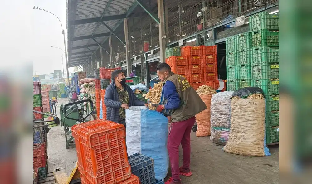 Ciudadanía puede acudir a comprar al centro de abastos con normalidad. Foto: Joel Robles / URPI - LR