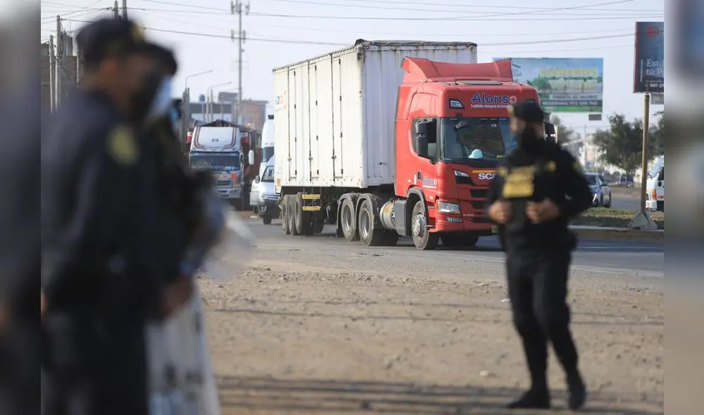 Policías se desplegaron en diversos puntos de la región. Foto: Clinton Medina/La República