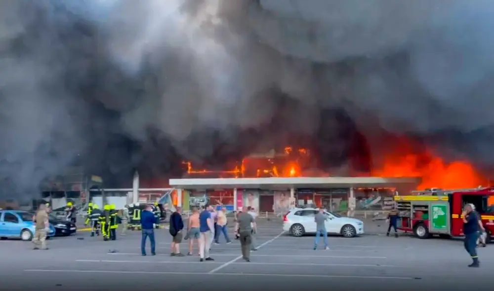El presidente ucraniano aseguró que el centro comercial no planteaba "peligro" para el Ejército ruso. Foto: RTVE | Video: Twitter de Mijaíl Podolyak El presidente ucraniano aseguró que el centro comercial no planteaba "peligro" para el Ejército ruso. Foto: RTVE | Video: Twitter de Mijaíl Podolyak
