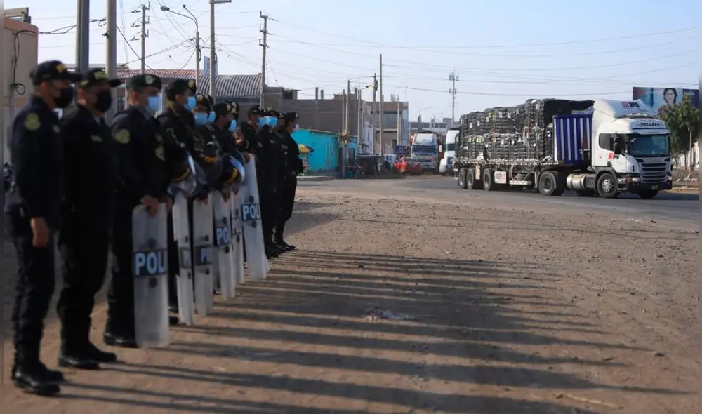 Días antes, Mario Soto indicó que habrá camioneros que decidan no acatar el paro y continuar laborando. Policía se ubicó en puntos estratégicos de las autopistas de la región. Foto: La República Días antes, Mario Soto indicó que habrá camioneros que decidan no acatar el paro y continuar laborando. Policía se ubicó en puntos estratégicos de las autopistas de la región. Foto: La República