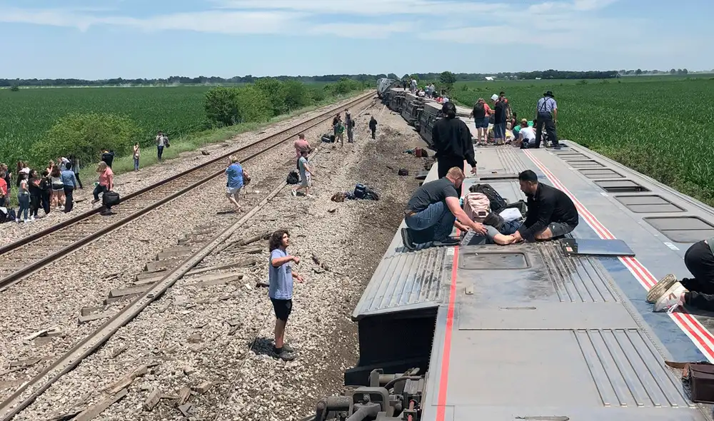 El descarrilamiento se produce un día después de que otro tren operado por Amtrak chocara con un vehículo de pasajeros en un cruce de ferrocarril en California, dejando un saldo de tres muertos. Foto: NBC