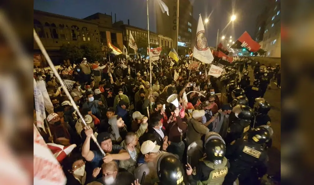 Manifestantes llegaron a los exteriores del Legislativo para exigir el cierre del Congreso. Foto: Grace Mora / URPI-LR