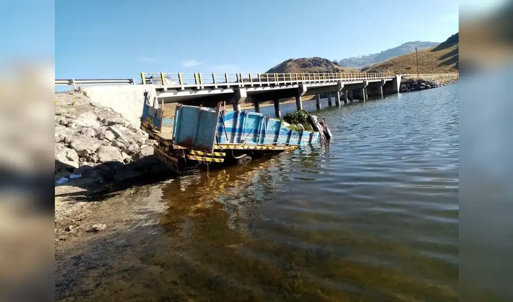 Accidente de tránsito provocó que chofer pereciera luego que unidad cayó a laguna. Foto: PNP