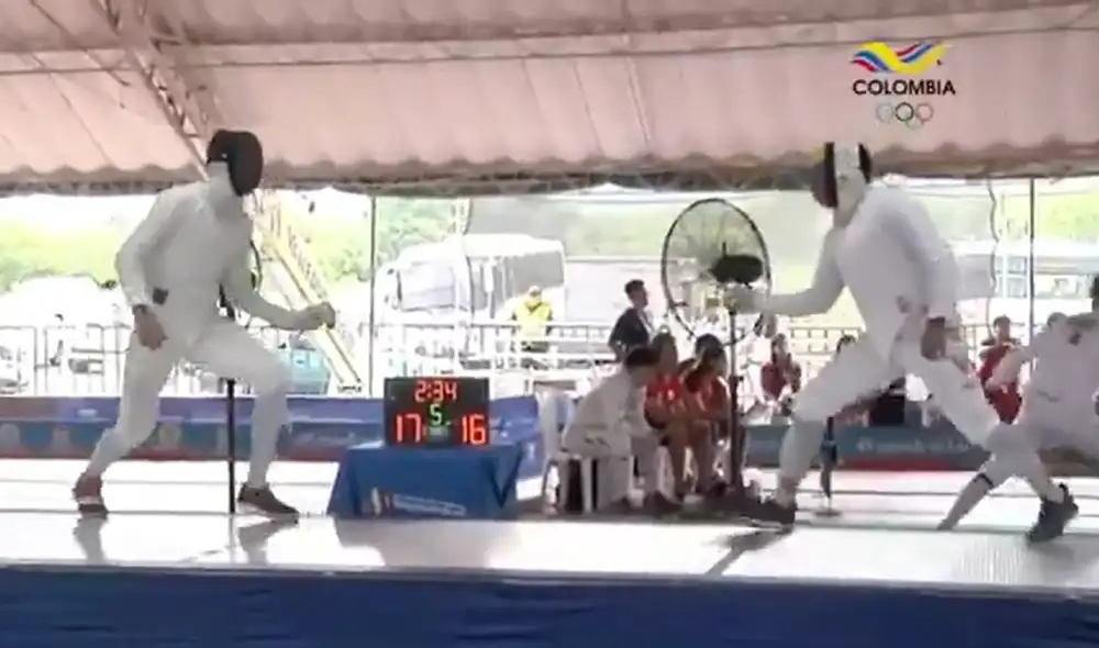 ¡Al piso! 2 esgrimistas pierden el equilibrio y caen fuera de la tarima. Foto: El Diario