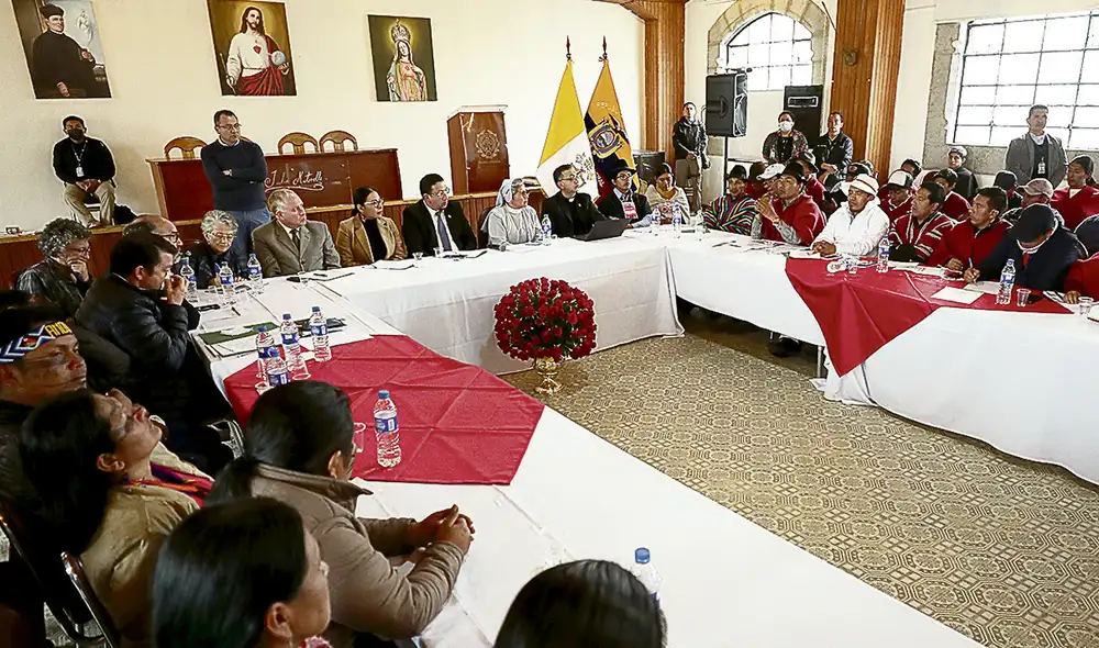 Arrancó el diálogo. Representantes de los cinco poderes del Estado se reúnen con Leonidas Iza (2°-der.), líder de los rebeldes. Foto: EFE Arrancó el diálogo. Representantes de los cinco poderes del Estado se reúnen con Leonidas Iza (2°-der.), líder de los rebeldes. Foto: EFE
