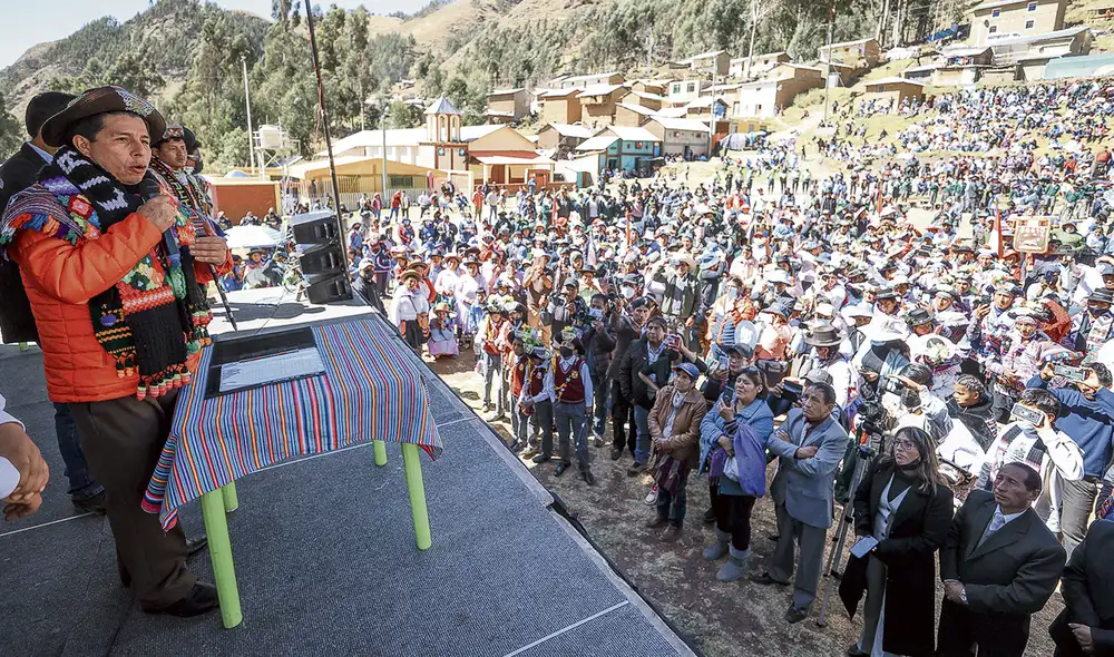De viaje. El presidente Pedro Castillo optó por viajar a Huancavelica, luego de recomendación de su abogado para ya no recibir a la Comisión de Fiscalización. Foto: difusión