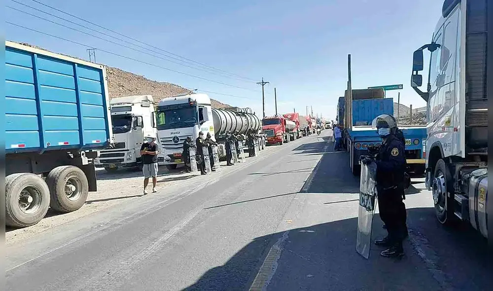 Tensión. Camioneros se apostaron la tarde de ayer a un lado de la Panamericana Sur en el kilómetro 48. Solo pasan vehículos menores por la zona. Tensión. Camioneros se apostaron la tarde de ayer a un lado de la Panamericana Sur en el kilómetro 48. Solo pasan vehículos menores por la zona.
